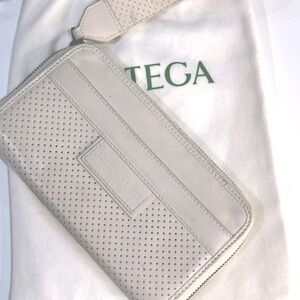 💋SOLD💋Bottega Veneta Wallet Wristlet w/dust bag
